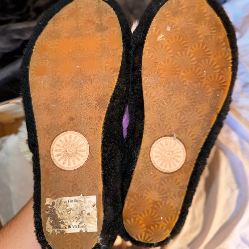 Ugg fluff yeah slippers. Like new worn 1-2Xs. Size 8 - Picture 3 of 4